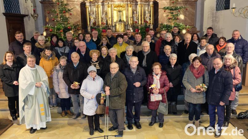 Nach dem Festgottesdienst versammeln sich die Jubelpaare mit Pfarrer Adrian Kugler zu einem Erinnerungsfoto. Bild: do