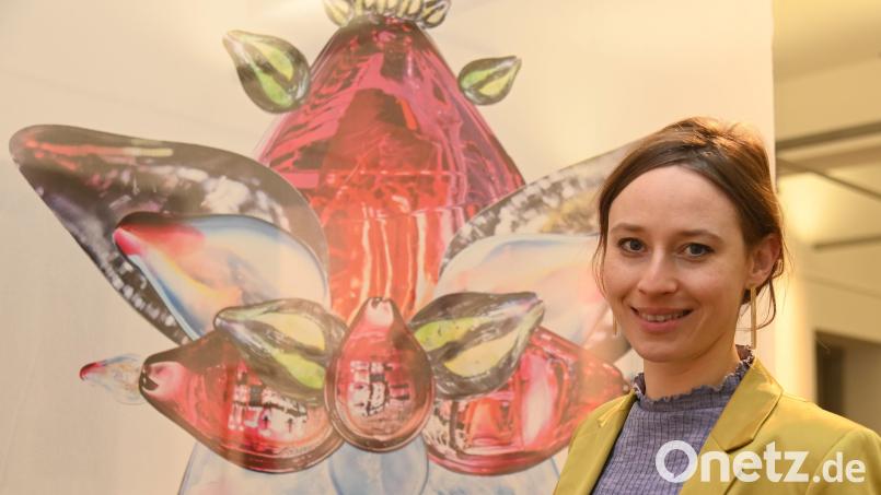 Bis 3. März stellt Miriam Ferstl ihre Werke in der Stadtgalerie Alte Feuerwache aus. Hier präsentiert sich die Oberpfälzer Künstlerin vor ihren Textilarbeiten &quot;Friendly Damons&quot;. Bild: gf