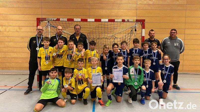 Die Fußballer des ASV Burglengenfeld (gelbe Trikots) wurden Kreismeister, die jungen Kicker der SG Mitterdorf/Mitterkreith wurden Zweiter. Hinten rechts Jugendleiter Tom Schießl vom 1. FC Schwarzenfeld. Bild: Schießl/privat