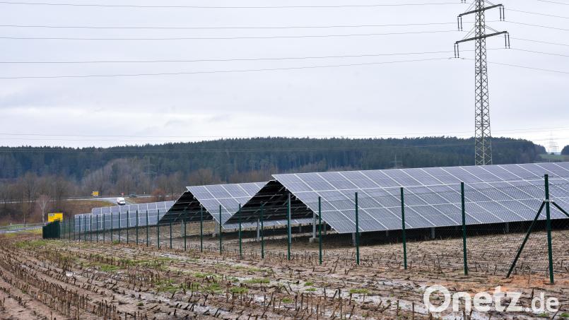 Eine Photovoltaikanlage bei Ebermannsdorf. Zur Einspeisung des Stromes ins Netz werden sogenannte Wechselrichter benötigt. 23 Stück dieser teuren Geräte im Gesamtwert von rund 100.000 Euro hatte ein junger Mann als Diebesgut in seinem Transporter. Geklaut wurden sie im Nachbarlandkreis Neumarkt, den richtigen Riecher bei der Kontrolle hatten Polizeibeamten aus Sulzbach-Rosenberg. Symbolbild: Stephan Huber