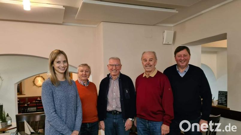Einen neuen Vorstand wählt der TuS/WE-Förderkreis (von links): Schriftführerin Nicole Herrmann, Schatzmeister Anton Bauer, stellvertretender TuS/WE-Vorsitzender Rudolf Wild, Vorsitzender Wolfgang Weih und sein Stellvertreter Martin Meier. Bild: u