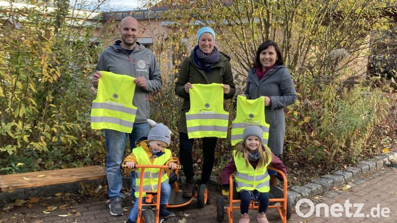 Eine verspätete Weihnachtsüberraschung bescherte Round Table dem Kinderhaus St. Konrad; (von links) RT-Vizepräsident Dr. Andreas Heil mit Ehefrau Lisa und Tanja Kaschny, Leiterin des Kinderhauses St. Konrad. Bild: usc