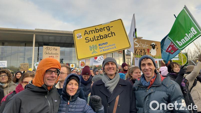 Unter den Landwirten und Naturschützen, die aus dem Landkreis Amberg-Sulzbach nach Berlin gefahren waren, waren auch (von links) Bernd Emmerich, Ruth Baumgartl, Landwirt Hubert Lautenschlager und BN-Geschäftsführer Horst Schwemmer. Bild: Evi Rahm/exb