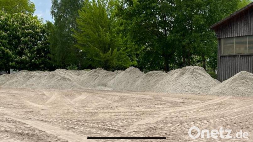 Der Reitverein Tirschenreuth erhielt feinen Sand – und dies kostenlos. Lediglich für den Transport fielen Kosten an. Bild: kro