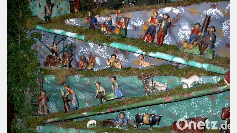 Die Krippe von Hans Stingl wurde wegen der Fülle an Figuren platzsparend aufgebaut. Im Bild nur ein kleiner Ausschnitt dieses umfangreichen Werkes. Bild: wmr