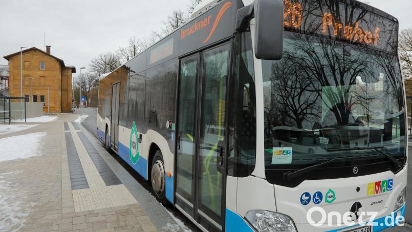 Der Sulzbacher Bahnhof bildet die Drehscheibe des neuen Stadtbus-Konzepts. Durch das „Rendezvous-System“ kommen alle Busse gleichzeitig am Bahnhof an, was einen Umstieg innerhalb der Stadtbuslinien sowie Anschluss an den Zugverkehr möglich macht. Bild: Wolfgang Steinbacher