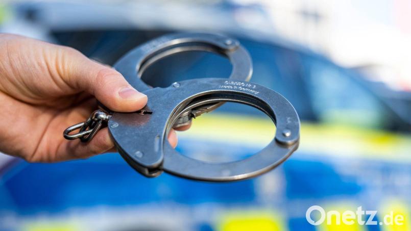 Nach einem Vorfall an Silvester in Regensburg hat die Polizei am Montag drei Männer festgenommen. Symbolbild: David Inderlied/dpa