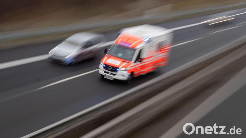 Ein Rettungswagen fährt über eine Autobahn. Bild: Julian Stratenschulte/dpa/Symbolbild