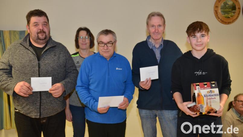 Eckhard Bentner aus Weiden (Zweiter von rechts) gewinnt den Preisschafkopf im Schützenhaus St. Thomas in Oberlind. Valentin Kellner aus Kößing (rechts) blieb an diesem Abend der Trostpreis. Schützenmeisterin Renate Kellner (Zweiter von links) überreichte die Siegprämien an die Gewinner. Bild: dob