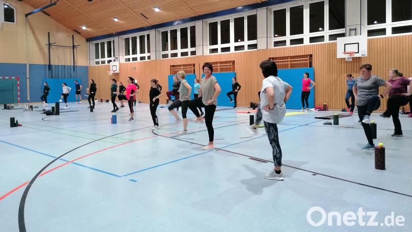 Das hochintensive Intervalltraining (HIIT) ist dabei, die Sporthallen im Landkreis Schwandorf zu erobern. Der neue Trend, der hier beim TSV Stulln (Bild) für eine volle Halle sorgt, hat ein paar entscheidende Vorteile. Bild: Michaela Heigl/exb