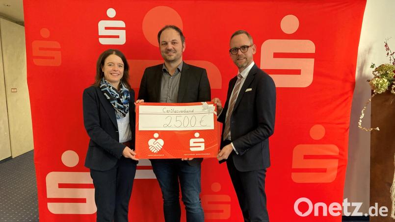 Die 2500-Euro-Spende an die Caritas überreichten die Vertreter der Sparkasse, Vorstandsvorsitzender Thomas Pickel (rechts) und Vorstandsmitglied Sonja Kalb (links) an Caritas-Geschäftsführer Michael Trummer. Bild: Katrin Hirsch/exb