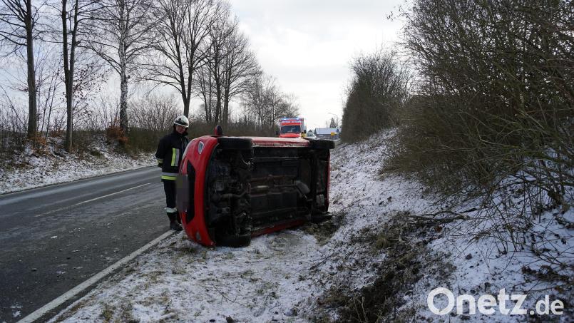 Der Wagen einer Seniorin kommt am Samstag bei Tremmersdorf von der Fahrbahn ab und kippt um. Bild: jma