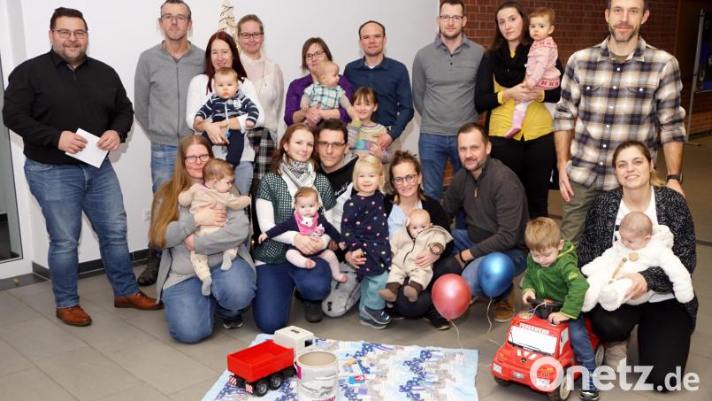 13 Neugeborene bereicherten 2023 die Gemeinde. Ihnen und den Eltern galt der Babyempfang in der Schulaula. Bild: bkr