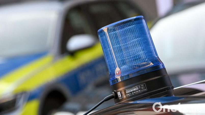 Ein Auto wurde auf dem Parkplatz in der Carl-Zeiss-Straße in Mitterteich beschädigt. Symbolbild: Hendrik Schmidt/dpa-Zentralbild/dpa/Symbolbild