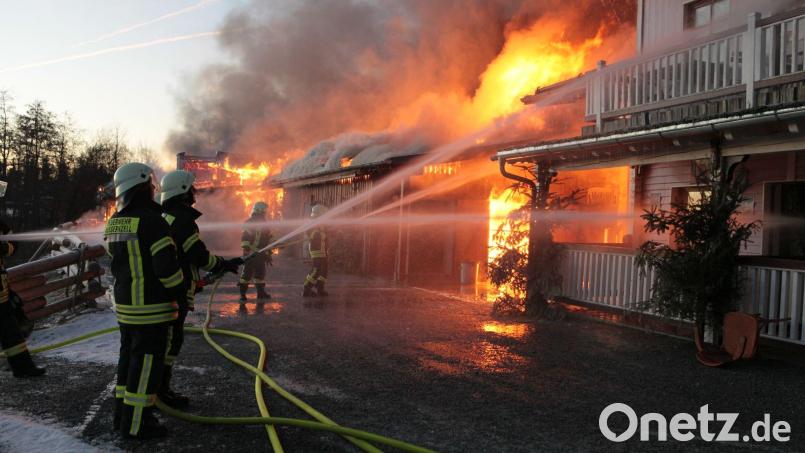 Feuerwehrleute löschen einen Brand in der Westernstadt Pullman City. Bild: Lilo Klesse/dpa