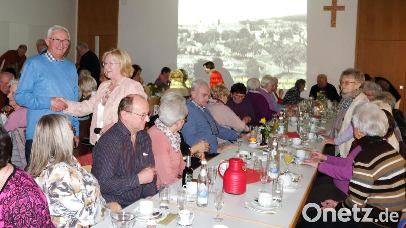 Gabi Beck bedankt sich bei Hans Lobinger für dessen aufschlussreichen Beitrag mit einer Bilderschau zum Neujahrsempfang in Schwarzenfeld. Bild: mab