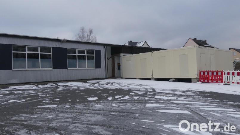 Angebunden an die ehemalige Diska-Halle stehen bereits Sanitär-Container für die angekündigten Flüchtlinge bereit. Bild: rn