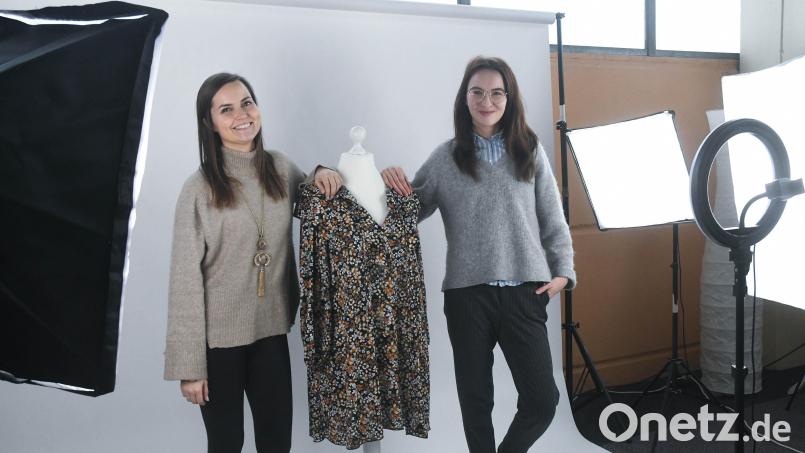 Lisa Samhammer (links) haucht mit Kollegin Marie Lehner alten Klamotten neues Leben ein. Bild: Gabi Schönberger