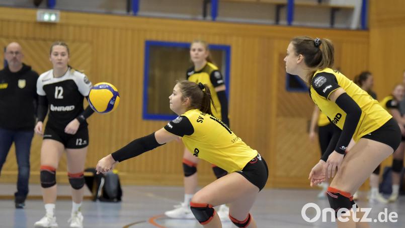 Schöne Ballannahme von Lorena Tilgen vom SV Hahnbach beim Heimspiel gegen NawaRo Straubing II, beobachtet von ihren Mannschaftskameradinnen Mira Sperber, Kapitänin Julia Polito und Marie Heidlinger (von rechts). Bild: Hubert Ziegler