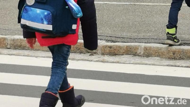 Ein Mädchen ist in Neumarkt auf dem Schulweg von einem Auto angefahren worden. Symbolbild: Portner