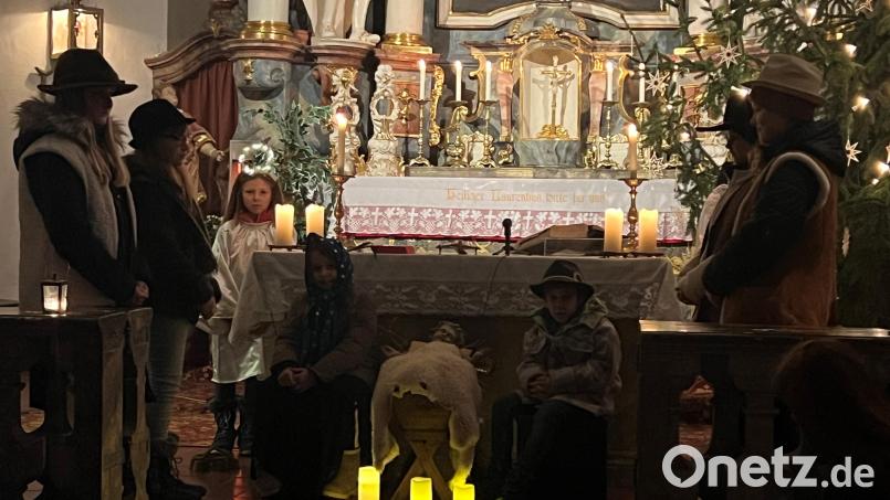 Kinder aus Dammelsdorf, Alt- und Neuzirkendorf spielten die Weihnachtsbotschaft in der Christmette in der Wallfahrtskirche St. Laurentius Weißenbrunn. Bild: Nicole Schusser-Schindler/exb