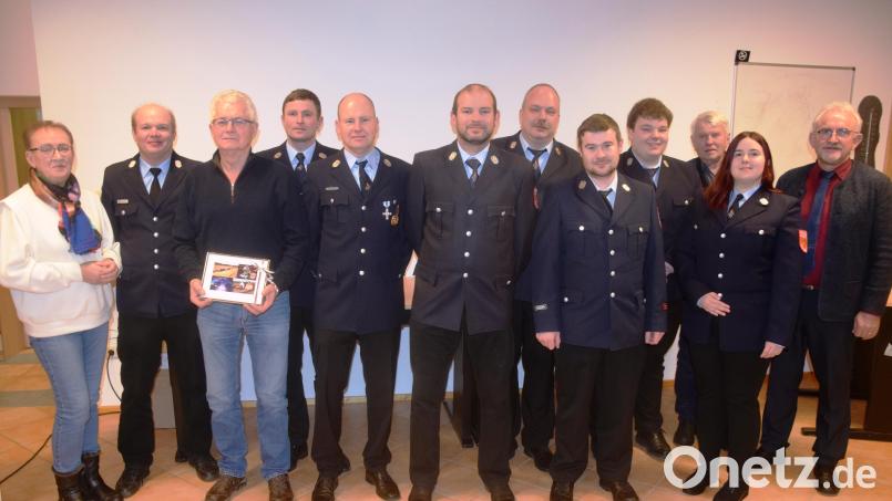 Gratulationen, Ehrungen, Beförderungen und Ernennungen gab es in der Jahreshauptversammlung der Feuerwehr Püchersreuth. Bild: fz