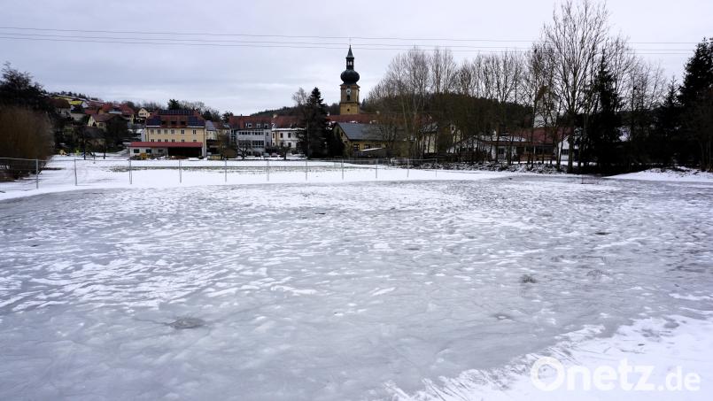 Das derzeit zugefrorene Stillgewässer zum ökologischen Hochwasserausgleich unterhalb des Rathauses beschäftigt den Gemeinderat Ensdorf erneut. Bild: tra