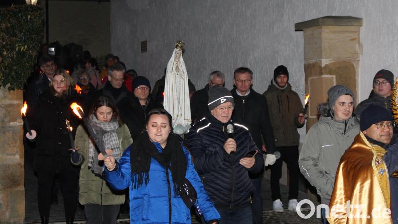 Mit Gebet und Gesang und unter Fackelbegleitung wurde die Fatima-Pilgermadonna in einer Lichterprozession durch Schlicht getragen. Bild: ct