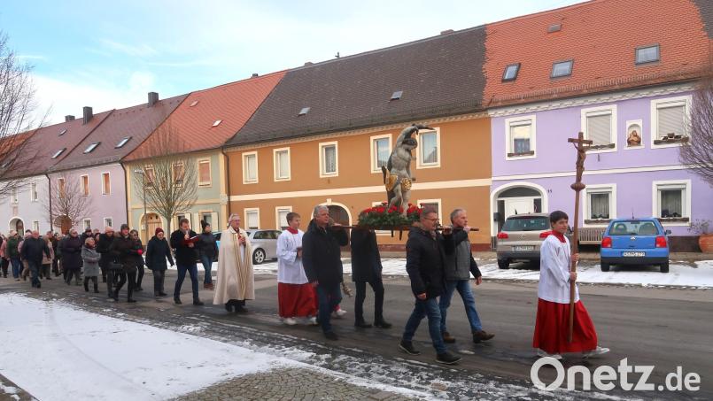 Die Figur des heiligen Sebastian wird alljährlich in Erfüllung eines Gelübdes durch die Straßen Vilsecks getragen. Bild: rha
