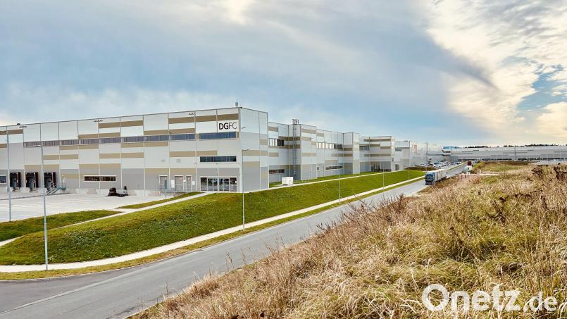 Das Logistikzentrum Bor (Haid) ist gepflegt. Die &quot;Stahlstadt&quot; verfügt über einen Lebensmittelmarkt in Containern. Bild: Veronika Hofinger