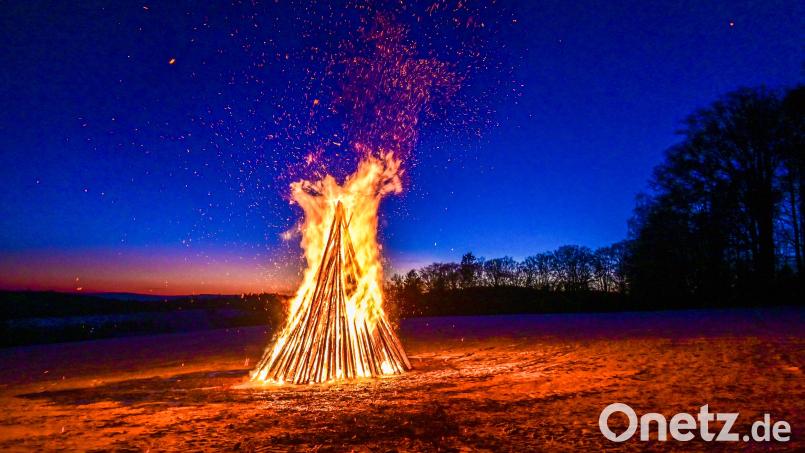 Weithin sichtbar leuchtete am Samstagabend das Friedenfelser Bergfeuer auf dem Schusterberg. Bild: bsc