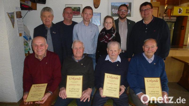 FC-Vorsitzender Andreas Malzer (stehend, Dritter von links) mit den Geehrten (von rechts) Josef Lobenhofer, Hans Bernklau, Hans Grünbauer, Manfred Liedl, (dahinter links) Herbert Rudolph, (links dahinter) Herbert Rudolph. Ihnen gratuliert auch Vizebürgermeister Julian Kraus (Zweiter von rechts). Bild: bk