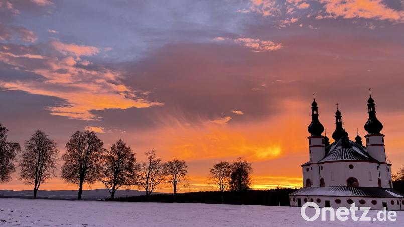 Der Himmel in Flammen über der Dreifaltigkeitskirche Kappl auf dem Glasberg zwischen Münchenreuth und Waldsassen. Bild: Reinhold Tragl/exb