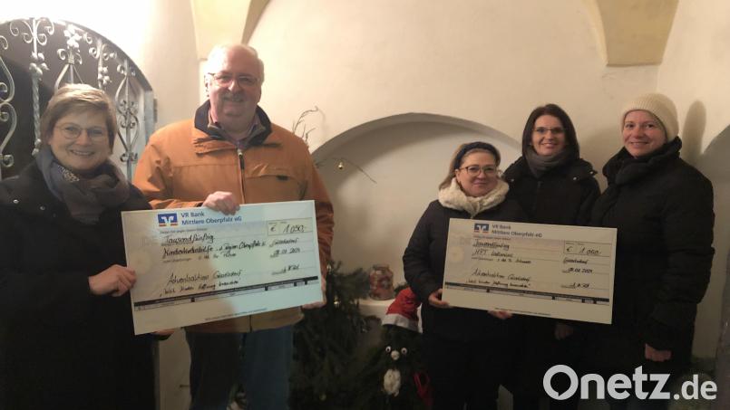 Die Initiatorinnen der Gösselsdorfer Spendenaktion übergeben einen der Schecks an die Kinderkrebshilfe. Im Bild (von links) Monika Pösl, der Vorsitzende der Kinderkrebshilfe Oberpfalz-Nord, Herbert Putzer, Denise Schmal, Katharina Ott und Anja Holzgartner. Bild: Monika Pösl/exb