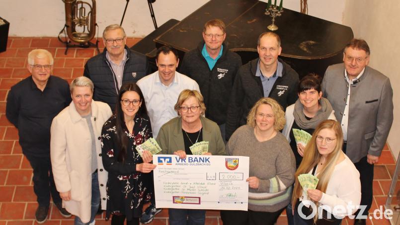 Die Vertreter des Musikvereins und des Schützenchores übergeben die Rekordspende von 2000 Euro an die drei Kindergärten der Großgemeinde sowie an den Förderverein der Vilsecker Schule. Bild: Stefanie Gradl