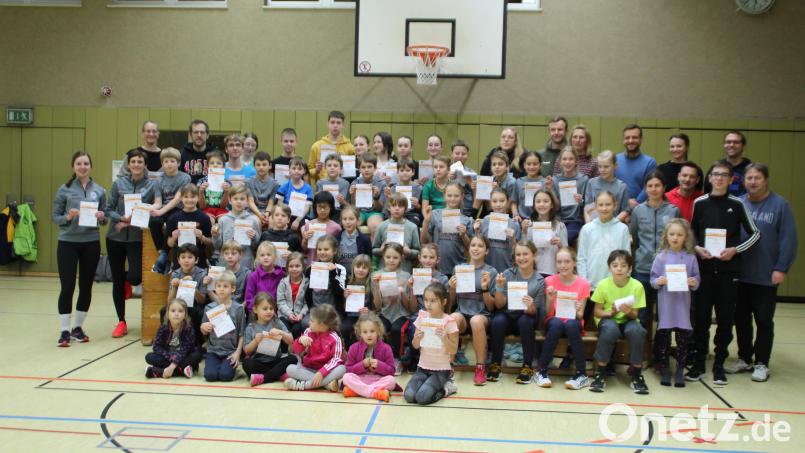 Die geehrten Sportler (Kinder, Jugendliche und Erwachsene/Eltern) der Leichtathletik-Abteilung des TV 1861 Amberg. Bild: Karin Müller-Popp/exb