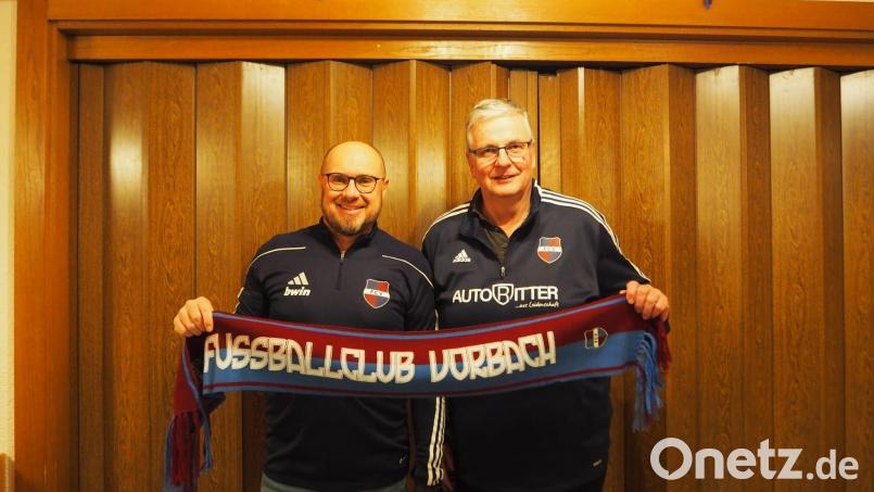 Peter Schramm (links) wird ab der Saison 2024/25 neuer Trainer beim FC Vorbach; rechts FC-Spartenleiter Gerhard Wilterius. Bild: FC Vorbach