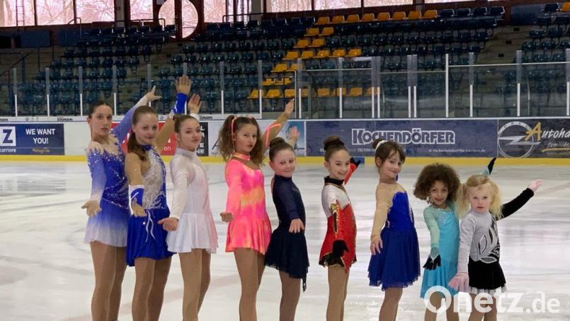 Alina Windhager (von links), Vivien Grastat, Noemi Kuiper, Kraus Lena, Ockl Amelie, Marie Klein, Sevcik Mathilda, Keyanna Stehen und Amy Pöllmann starteten für den 1. EV Weiden beim Mindel-Cup. Bild: Yvonne Kuiper/exb
