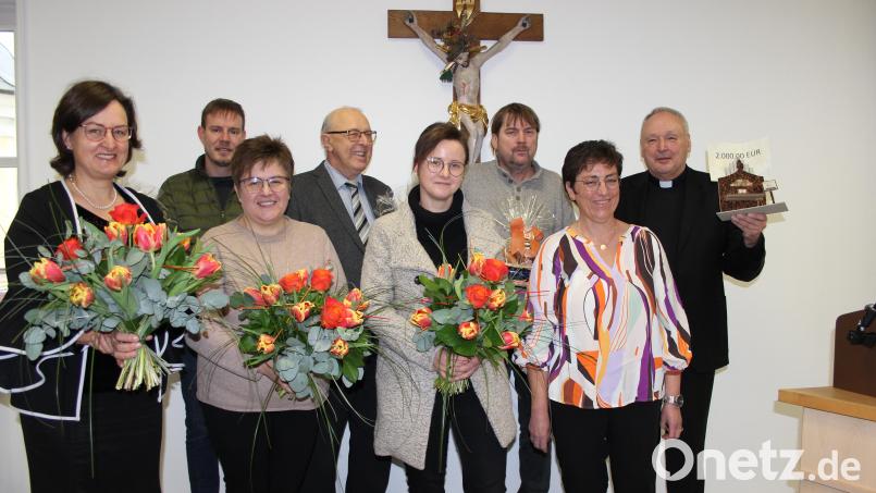 Stadtpfarrer Georg Flierl (rechts) durfte sich über 2000 Euro für die Orgelrenovierung freuen, die Bernd Stahl anlässlich seines 70. Geburtstages gesammelt hatte. Zuvor hatte der Geistliche sich bei den sechs Ersatzorganistinnen und -organisten bedankt und diese ausgezeichnet: (von links) Christine Kohl, Rainer Völkl, Sabine Bauer, Bernd Stahl, Kathrin Meißner, Georg Schmidkonz mit Pfarrgemeinderatssprecherin Edith Schön und Pfarrer Flierl. Bild: heb
