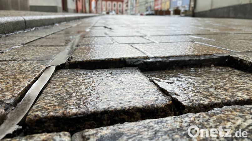 Pflasterstein des Anstoßes. Der Belag des Stadtplatzes Neustadt ist seit über zehn Jahren Anlass für Streit und wird nun wohl bald vor Gericht verhandelt. Bild: Gabi Schönberger