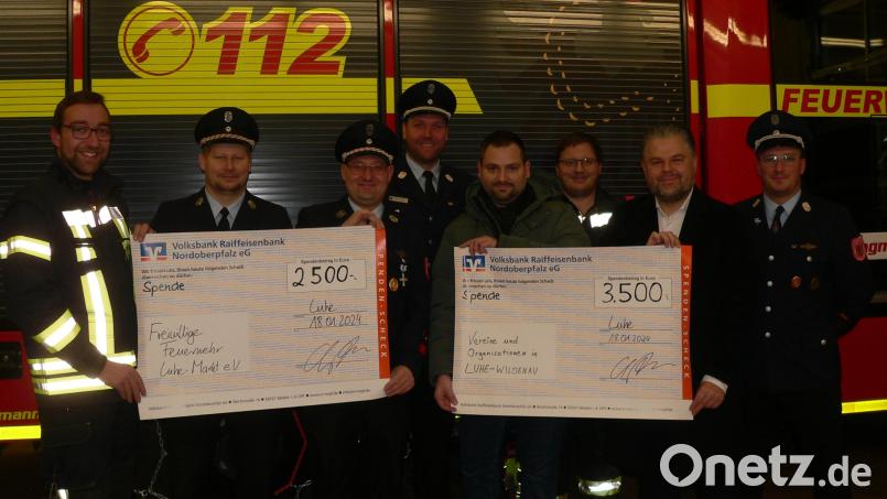 Spendenübergabe im Luher Feuerwehrhaus. Die Volksbank Raiffeisenbank Nordoberpfalz überreichte 3500 Euro an Luher Vereine und zusätzlich noch einmal 2500 Euro an die Luher Feuerwehr. Bild: mh