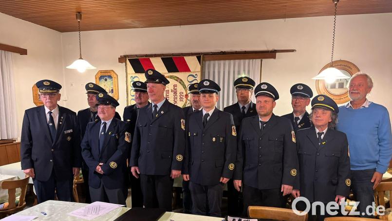 Einen neuen Vorstand mit Uwe Preißler (Fünfter von links) wählt die KSK/RK Ursensollen. Bezirksvorsitzender Josef Hartinger (links) und Zweiter Bürgermeister Norbert Mittelmeier (rechts) gratulieren. Bild: ton