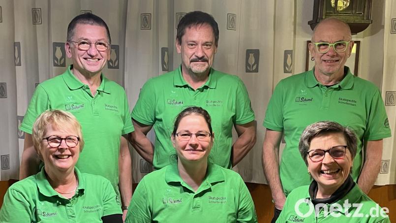 Einen neuen Vorstand wählen die Schnaittenbacher Skatspechte (hintere Reihe, von links): Erster Vorsitzender und Spielleiter Peter Stingl, Zweiter Vorsitzender und Zweiter Clubmeister Udo Behnke sowie Dritter Clubmeister Hans-Jürgen Körtgen; vordere Reihe (von links): Schriftführerin Andrea Herrmann, Kassenverwalterin Silvia Lautenbach und Erste Clubmeisterin Luzia Stingl. Bild: Karl Herrmann/exb
