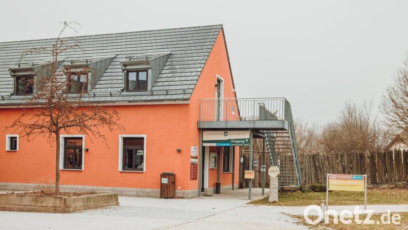 Die Bärnauer Tourist-Informationsstelle ist in einem Gebäude am Eingang des Geschichtsparks Bärnau-Tachov untergebracht. Dessen Trägerverein Via Carolina - Goldene Straße hat bislang die Tourismuseinrichtung im Auftrag der Stadt übernommen. Nun stand die Vertragsverlängerung an, die im Stadtrat diskutiert wurde. Bild: Susanne Forster