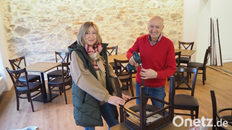 Hans Holzgartner schraubt im Gästehaus &quot;Anna&quot; noch Kappen an die Stuhlbeine. Zusammen mit seine Frau Renate will er das sanierte Haus in der Leuchtenberger Straße Nummer 9 noch im Februar für Gastronomie, Veranstaltungen und Unterkunft öffnen. Bild: bl