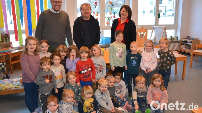 1500 Euro spendete Unternehmer Josef Günthner (Mitte) an das Kinderhaus &quot;Himmelszelt&quot; in Konnersreuth. Kinderhaus-Leiterin Imke Steinert und stellvertretender BRK-Kreisgeschäftsführer Sven Lehner bedankten sich. Bild: jr