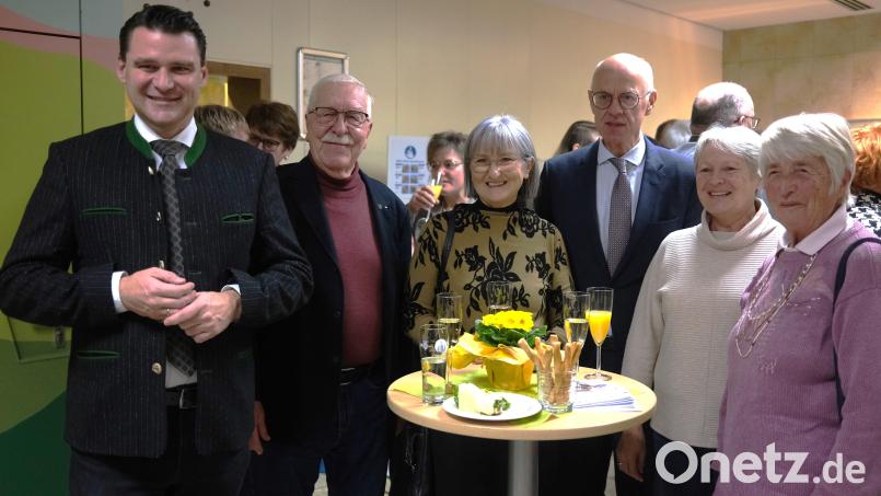 Landrat Thomas Ebeling (links) und Regierungspräsident Walter Jonas (Dritter von rechts) suchten beim Empfang in der Kantine des Landratsamtes das Gespräch mit den Senioren. Bild: Hirsch