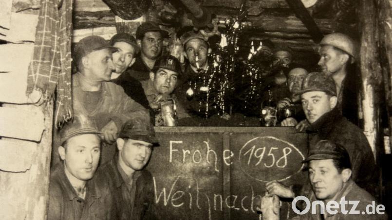 Dieses Bild zeigt Kumpel im Fromm-Schacht an Weihnachten 1958. An Feiertagen wurde kein Erz gefördert, aber Reparaturen durchgeführt. Bild: Archiv Rubenbauer