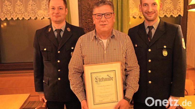 Josef Schwab (Mitte) ist der neue Ehrenvorsitzende der Feuerwehr Spielberg. Die Laudatio hält zweiter Vorsitzender Josef Stangl (links). Vorsitzender Thomas Schwab überreicht die Ehrenurkunde. Bild: fvo