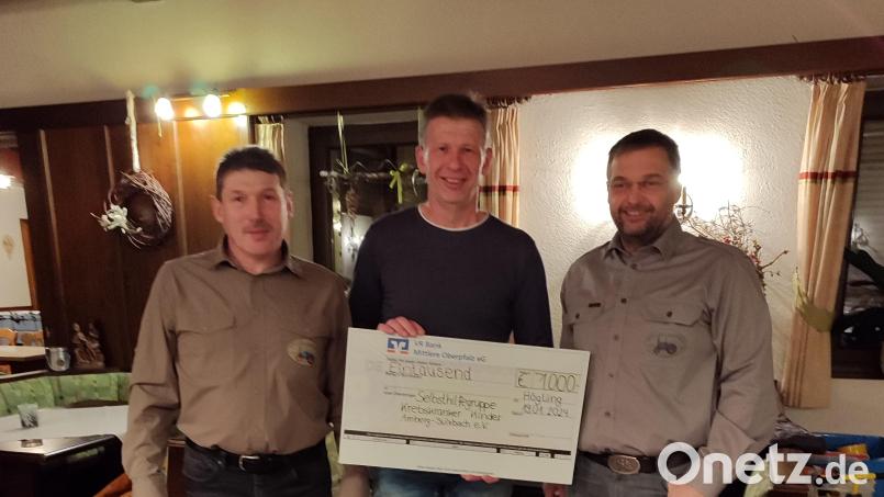 Der Vorsitzende der Oldtimerfreunde Johann Schlosser (links) und Zweiter Manfred Ries (rechts) übergeben die Spende an den zweiten Vorsitzenden der &quot;Selbsthilfegruppe Krebskranker Kinder Amberg-Sulzbach&quot;, Marco Kind (Mitte), Bild: Böhnisch/exb